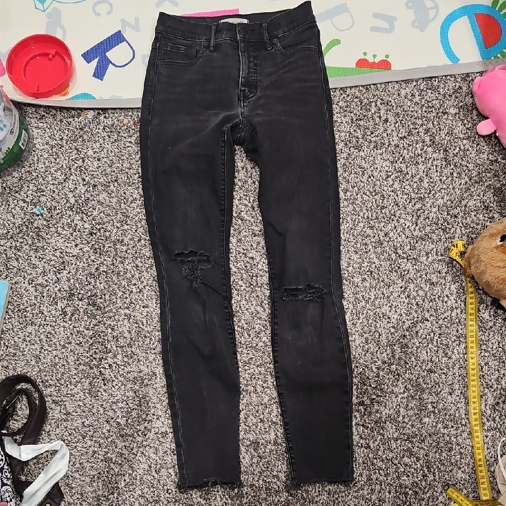 Madewell Black Ripped Skinny Jeans * tag, in back needs to be sewn back on*